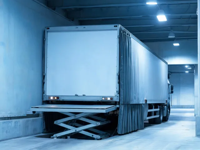 Food warehouse dock with sealed trailer interface